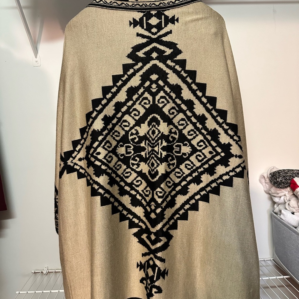Patterned shawl - Picture 2 of 2